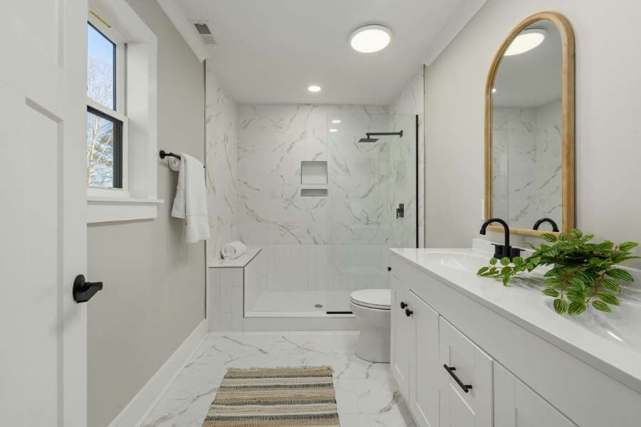 Fenêtre ouverte dans une salle de bain moderne avec douche en marbre pour ventiler sa salle de bain.