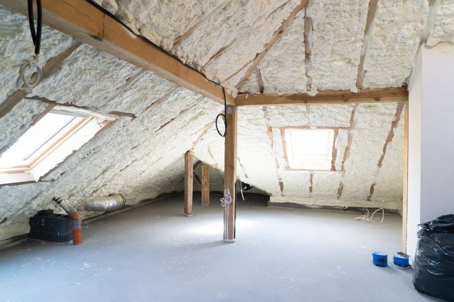 Des combles aménagés et isolés par une couche de mousse isolante sur la charpente